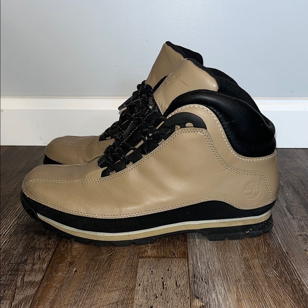 TIMBERLAND - Women’s Tan and Black Boots